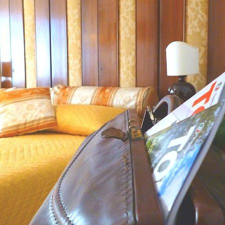 Romulus Rex Hotel Luaran gambar