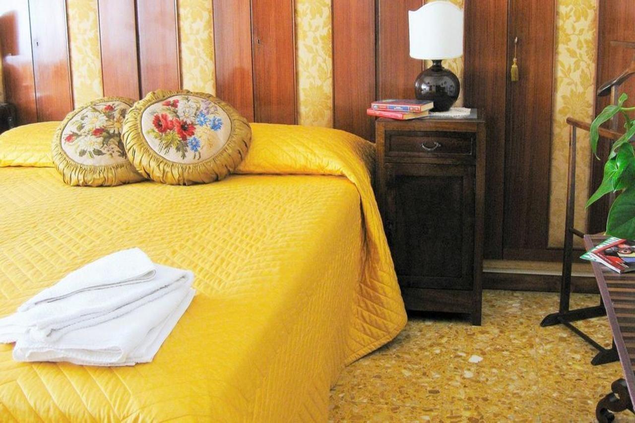 Romulus Rex Hotel Luaran gambar