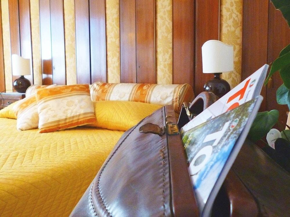 Romulus Rex Hotel Luaran gambar